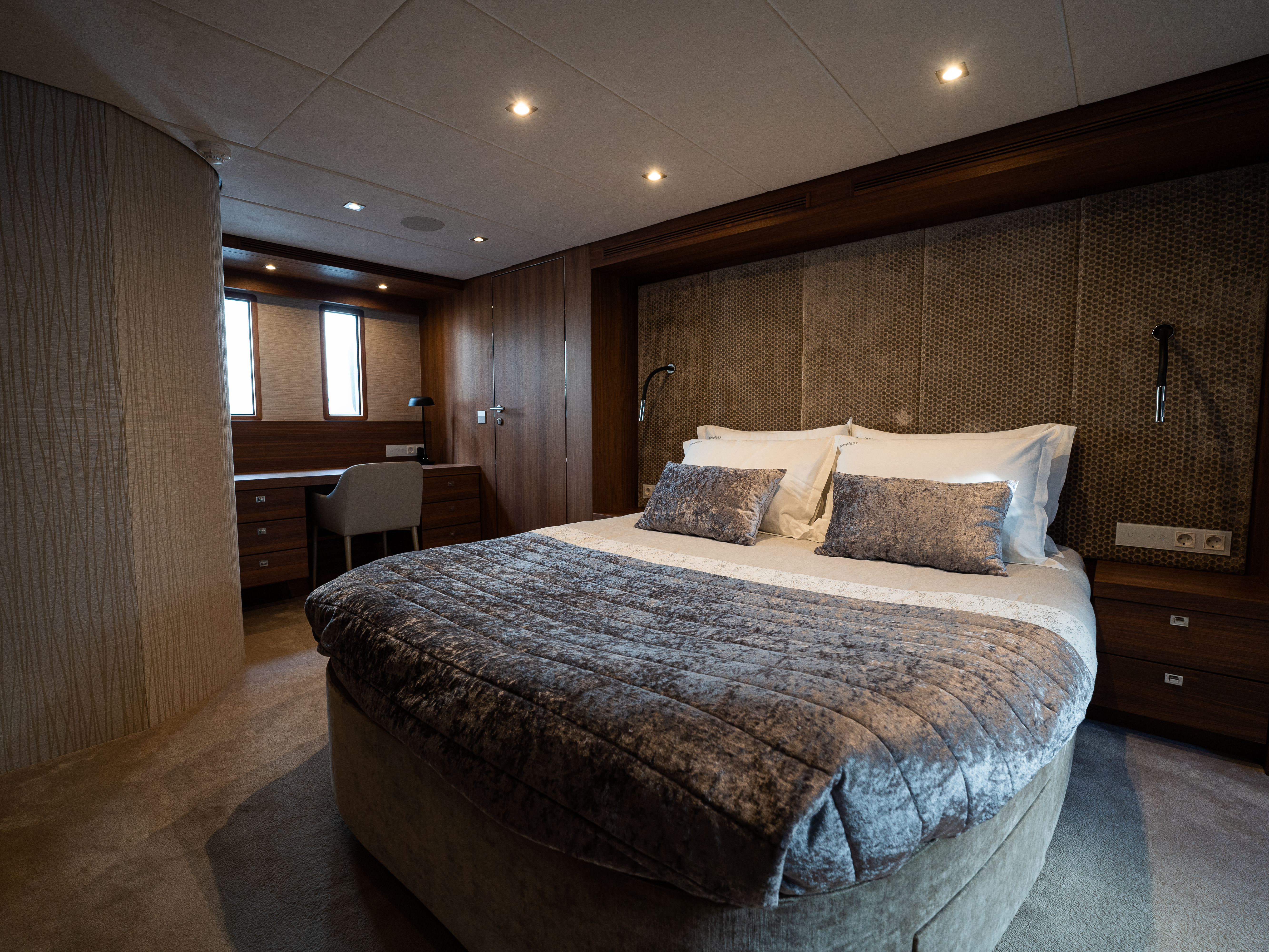 CUSTOM BUILT EXPLORER YACHT TIMELESS 80 - 5